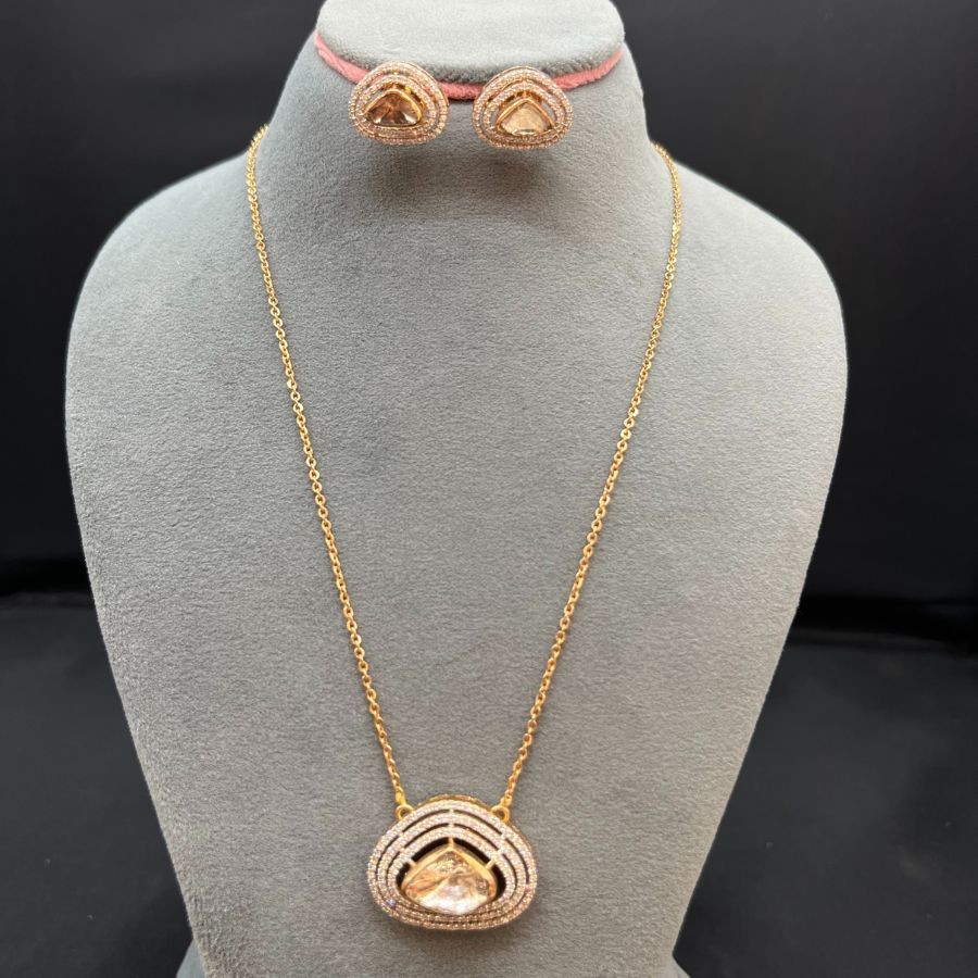 Mangal Royal Luminous Embrace Pendant Set